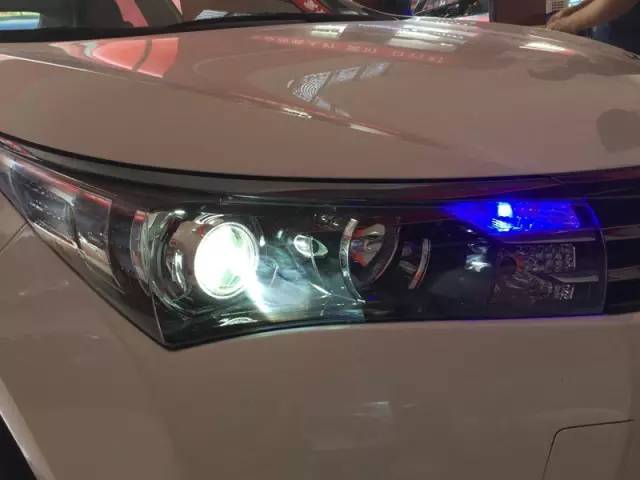 丰田14款卡罗拉车灯改装阿帕6套装改后大灯外观效果