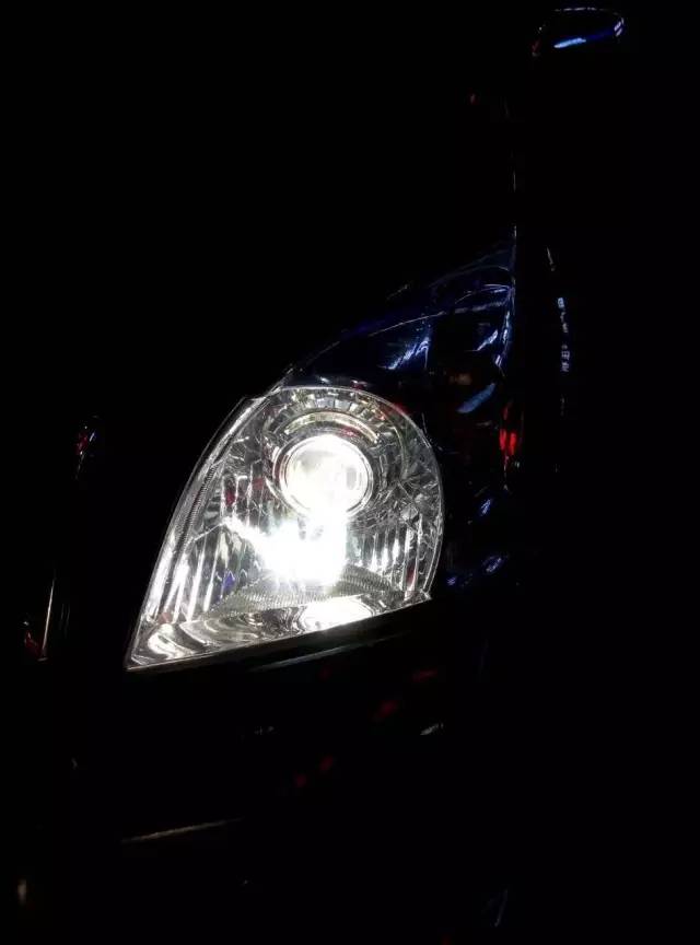 丰田霸道车灯改装-阿帕6氙气灯透镜灯光效果