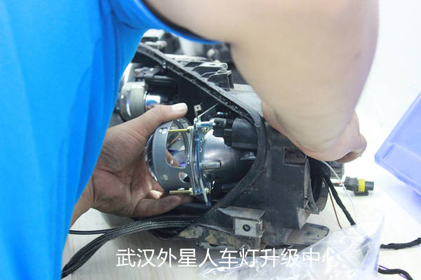 马自达6车灯改装-安装阿帕6双光透镜