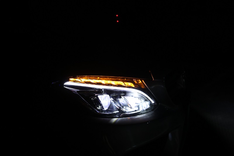 奔驰C200L高配LED智能大灯