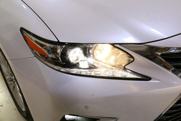 雷克萨斯es车灯升级阿帕雷霆透镜大灯，检测原车灯光效果以及焦点位置