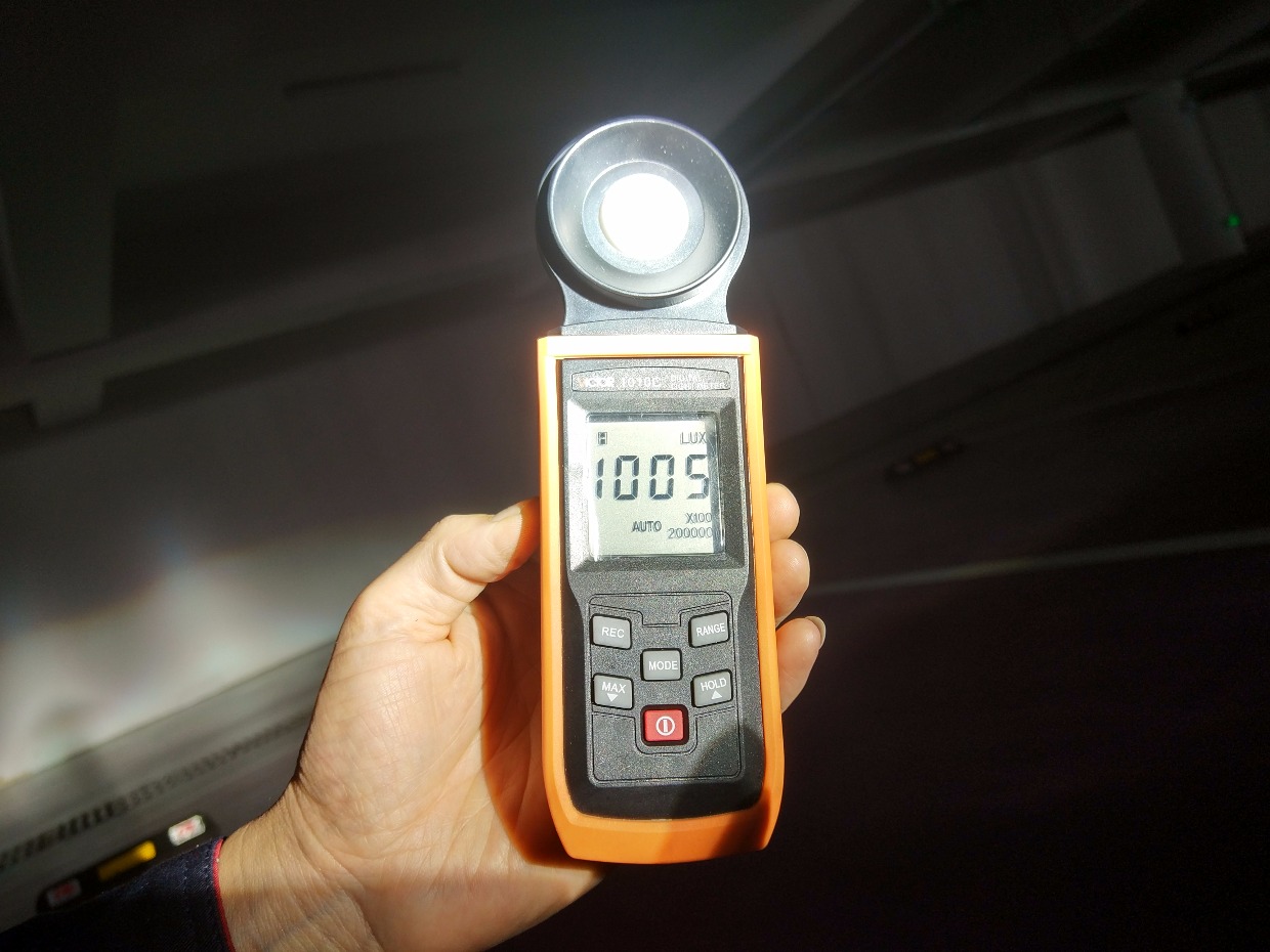 照度仪距离雷凌大灯1米距离时的照度值