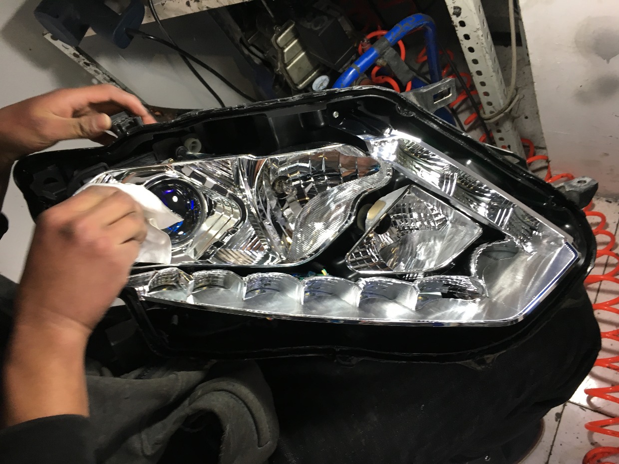 奇骏车灯改装阿帕6S氙气灯，擦拭干净总成内部